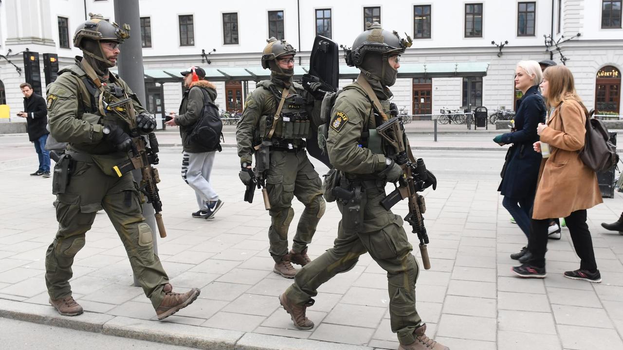 Bewaffnete Polizeibeamte patroullieren am 07.04.2017 vor dem Hauptbahnhof in Stockholm (Schweden).