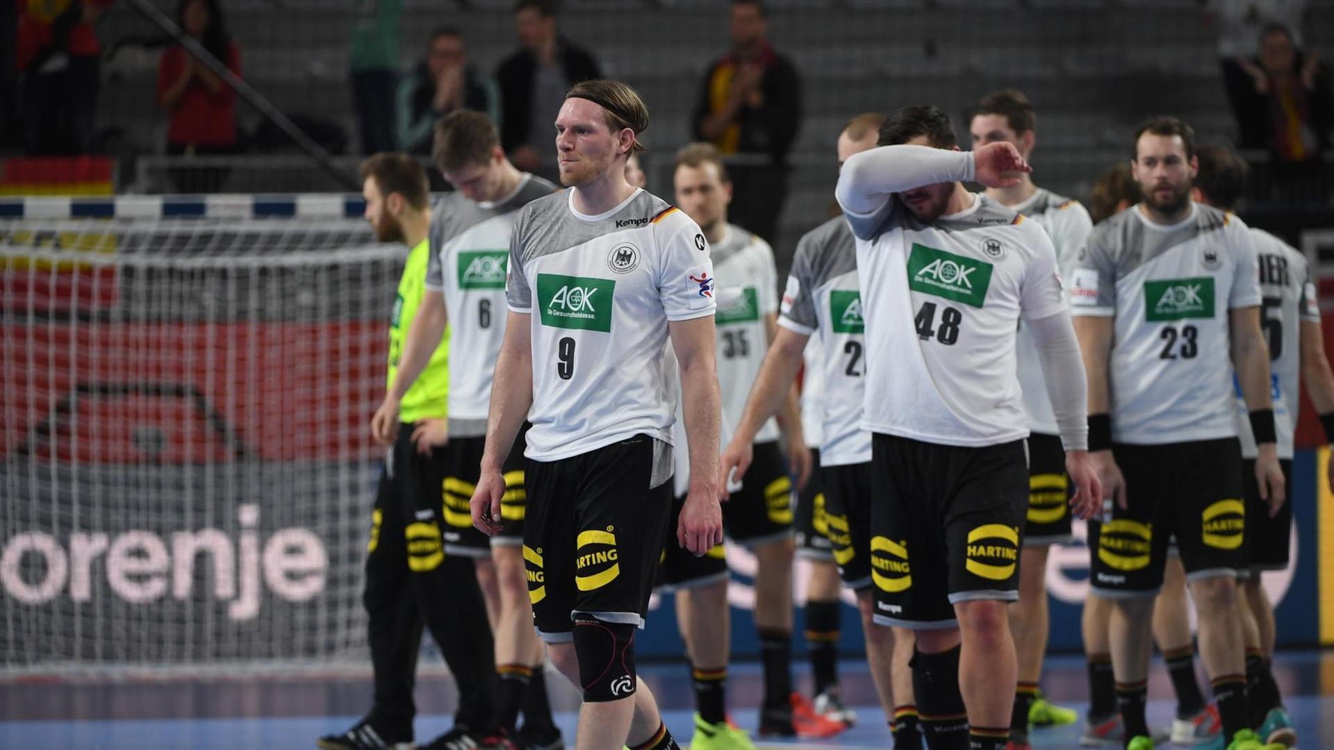 Handball-EM: Nach der Niederlage gegen Spanien stehen die deutschen Handballer enttäuscht auf dem Spielfeld. Handball-EM: Nach der Niederlage gegen Spanien stehen die deutschen Handballer enttäuscht auf dem Spielfeld.