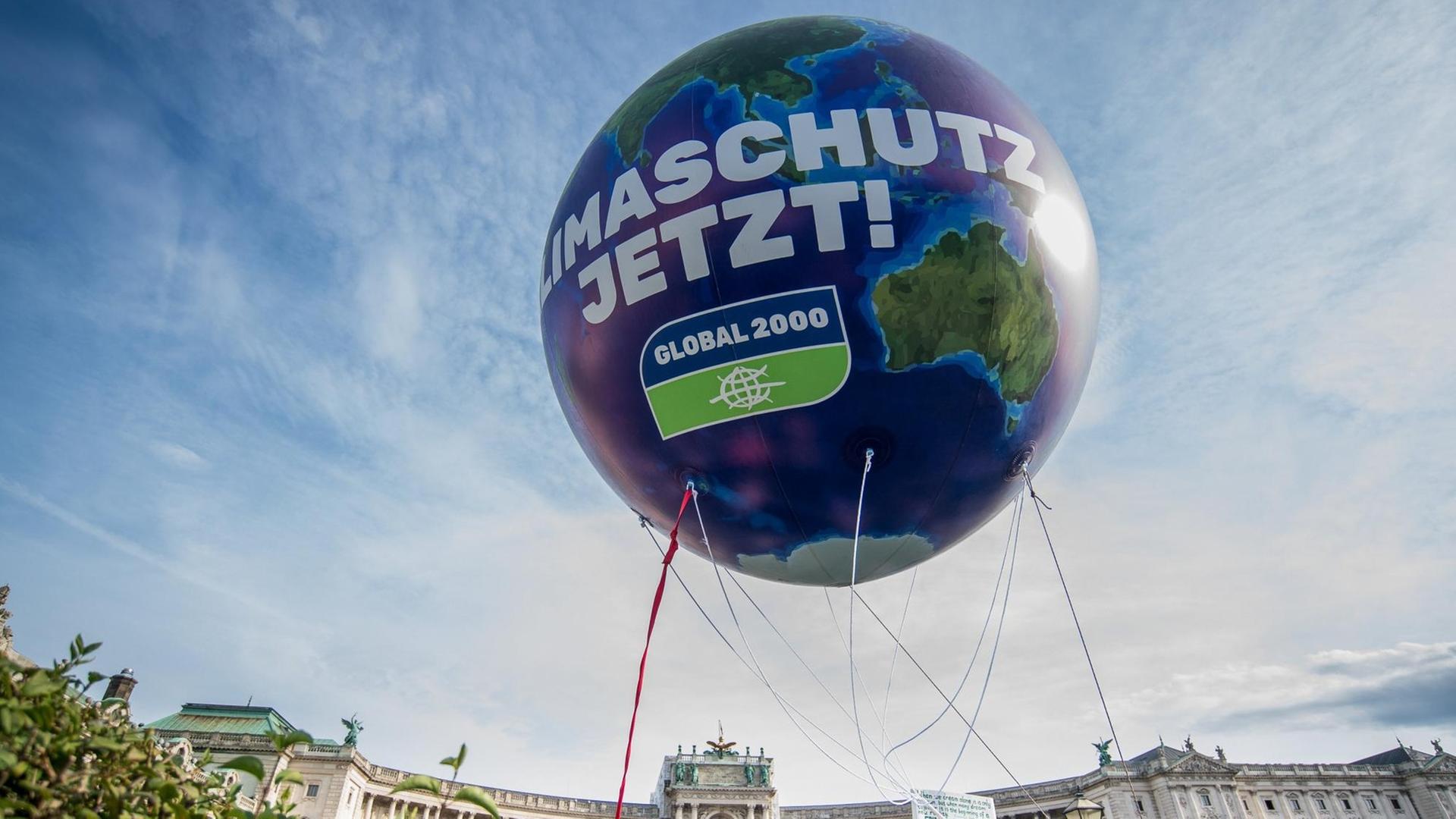 Ein Ballon mit der Aufschrift "Klimaschutz Jetzt" bei einer Demonstration in Wien. Ein Ballon mit der Aufschrift "Klimaschutz Jetzt" bei einer Demonstration in Wien.