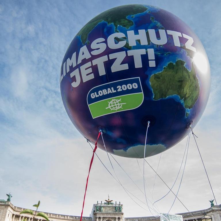 Ein Ballon mit der Aufschrift "Klimaschutz Jetzt" bei einer Demonstration in Wien.