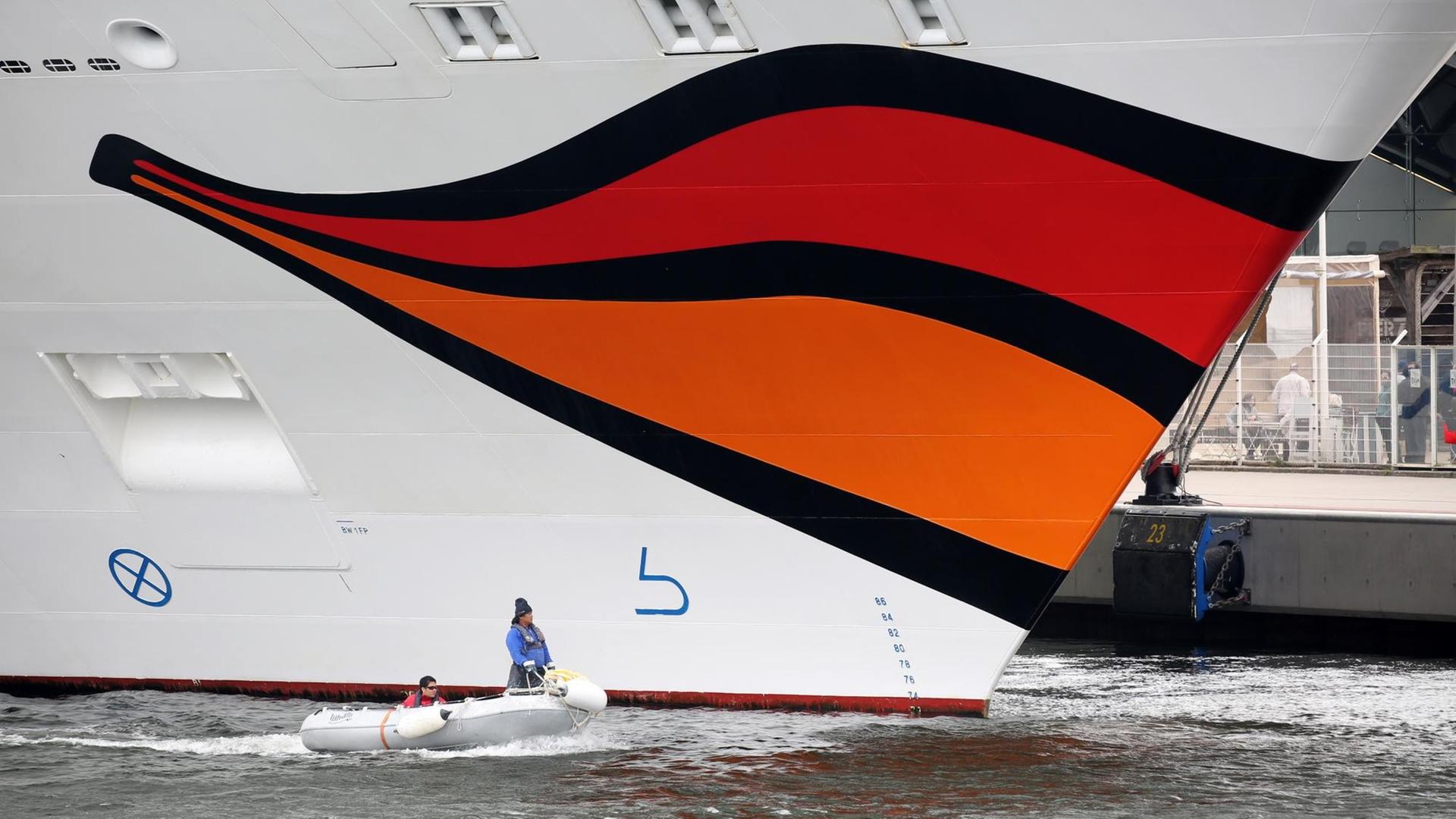 Der rote "Kussmund" am Bug des Kreuzfahrtschiffes AIDAmar in Warnemünde. Der rote "Kussmund" am Bug des Kreuzfahrtschiffes AIDAmar in Warnemünde.