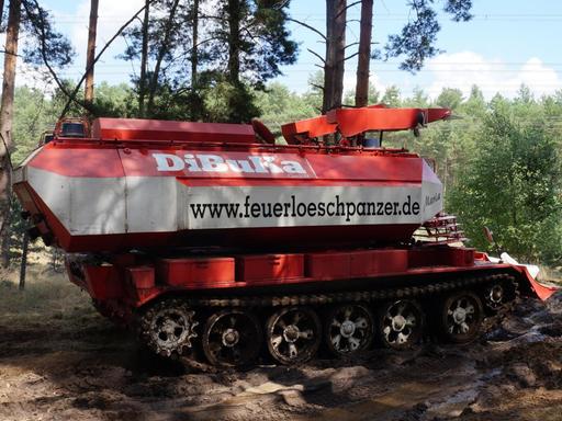 Ein Löschpanzer fährt durch ein Waldgebiet in Brandenburg.