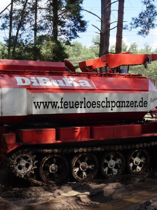 Ein Löschpanzer fährt durch ein Waldgebiet in Brandenburg.