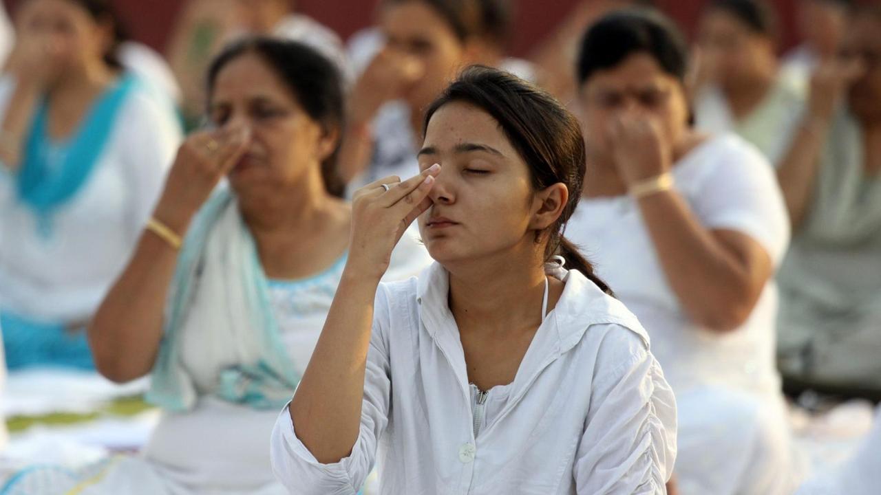 Inderinnen praktizieren Pranayama in einem Yoga-Camp in Amritsar Inderinnen praktizieren Pranayama in einem Yoga-Camp in Amritsar