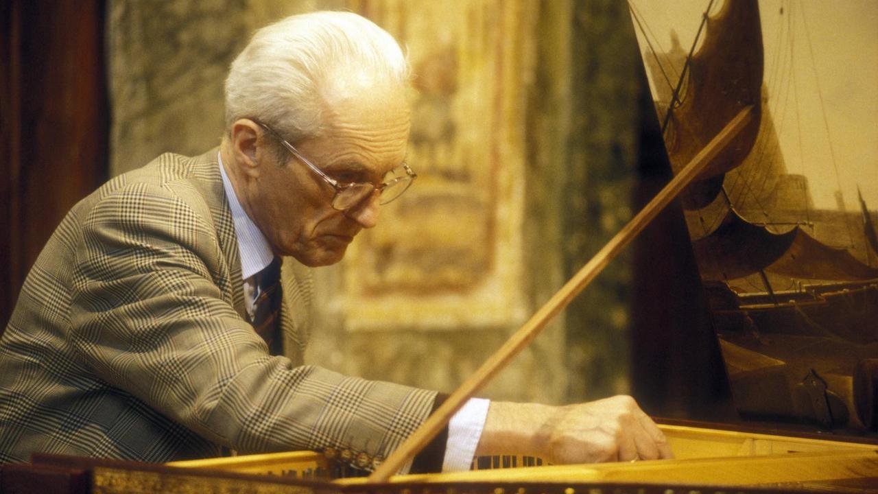 Und noch einmal ohne Perücke: Gustav Leonhardt – Cembalist, Organist, Dirigent und Stilikone – beim Stimmen eines Instruments Und noch einmal ohne Perücke: Gustav Leonhardt – Cembalist, Organist, Dirigent und Stilikone – beim Stimmen eines Instruments
