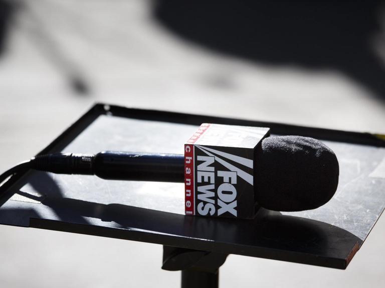 Ein Mikrofon von Fox News liegt auf einem Pult.