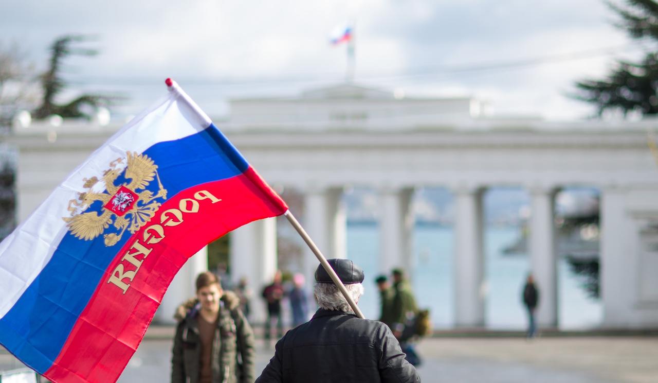 Ein Mann mit einer Russlandfahne. Ein Mann mit einer Russlandfahne.