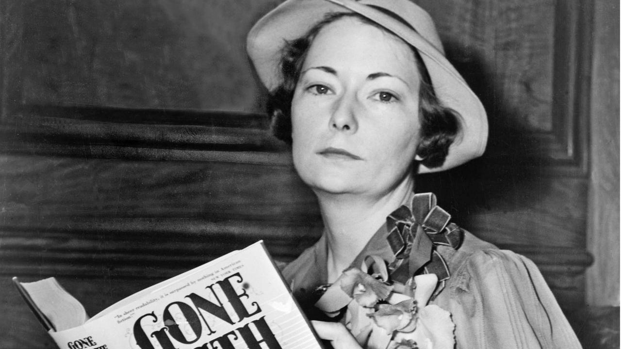 Die US-amerikanische Schriftstellerin Margaret Mitchell hält ihren Roman "Vom Winde verweht", der ihr zu Weltruhm verhalf, in den Händen. Die US-amerikanische Schriftstellerin Margaret Mitchell hält ihren Roman "Vom Winde verweht", der ihr zu Weltruhm verhalf, in den Händen.
