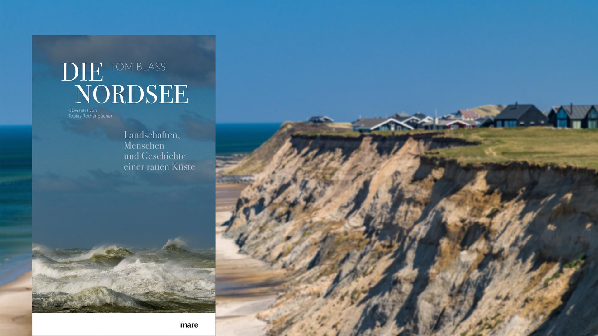 Cover des Buchs "Die Nordsee. Landschaften, Menschen und Geschichte einer rauen Küste" von Tom Blass vor dem Hintergrund einer Steilküste mit Häusern in Dänemark