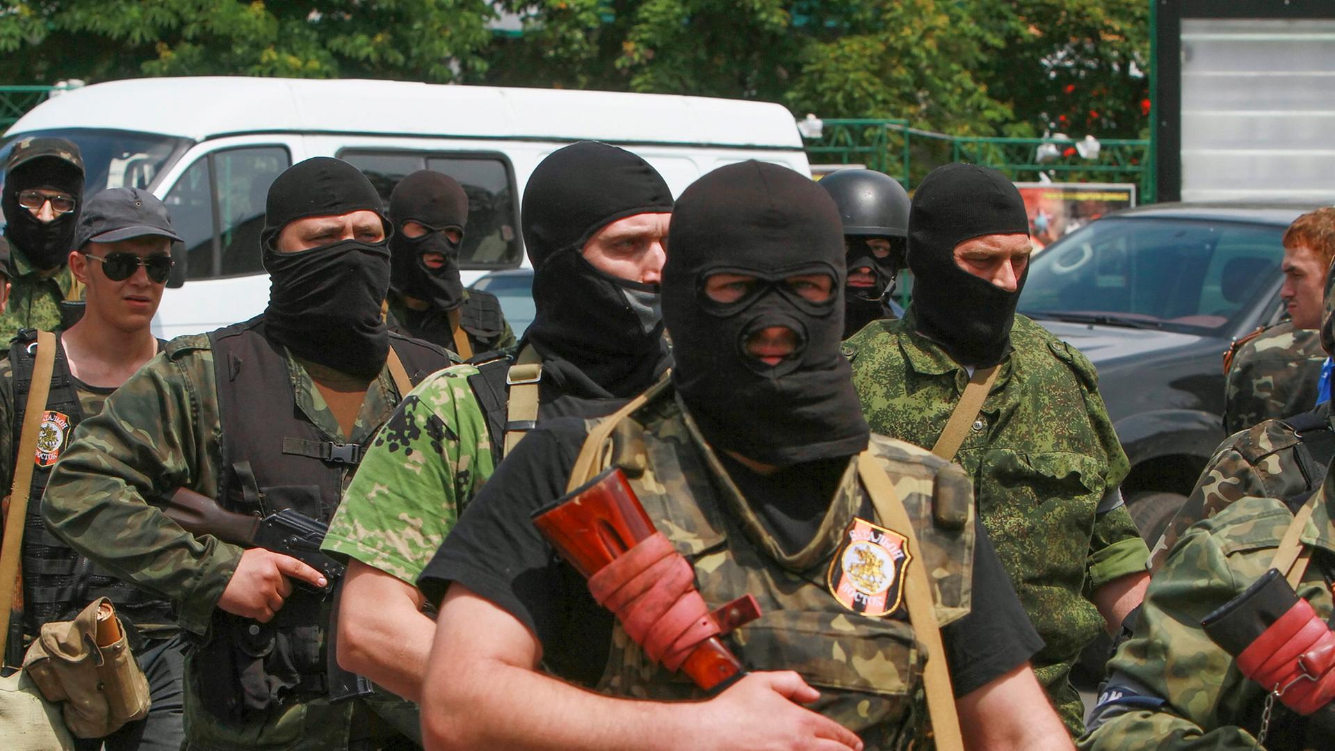 Prorussische bewaffnete Rebellen in Donezk (Ukraine) am 25. Mai 2014. Prorussische bewaffnete Rebellen in Donezk (Ukraine) am 25. Mai 2014.