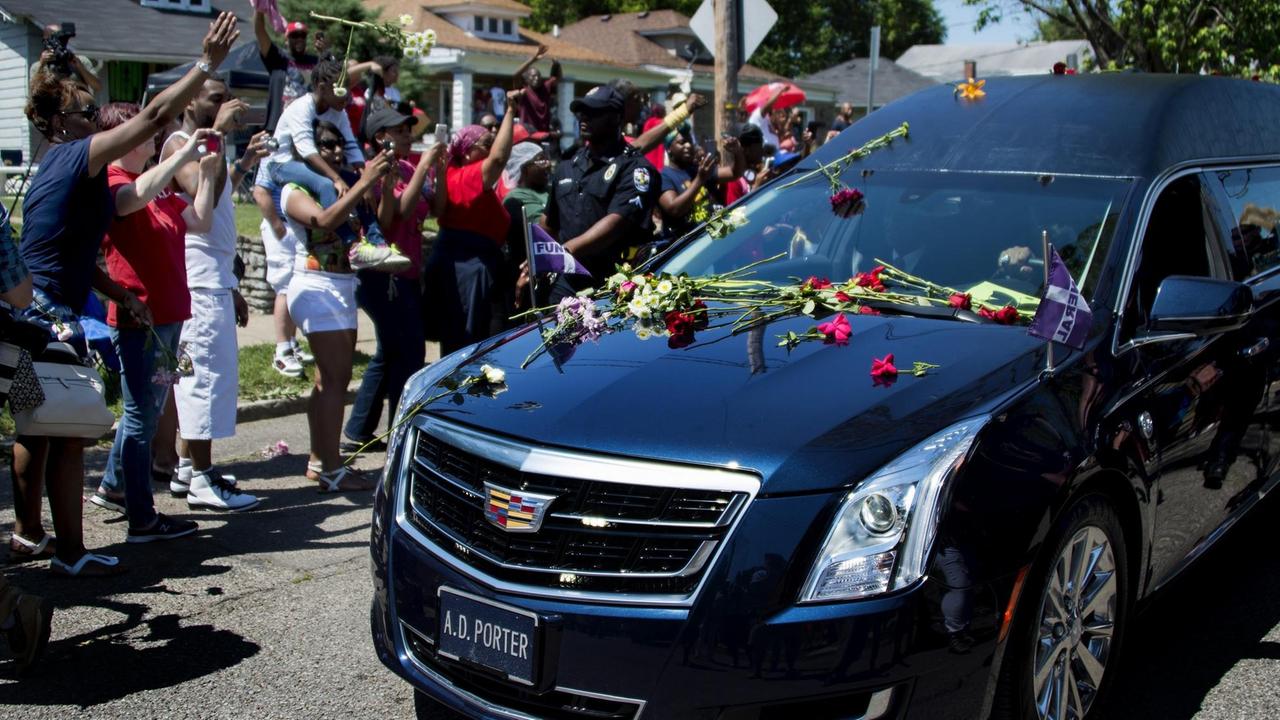 Ein Leichenwagen mit dem Sarg von Muhammad Ali fährt durch Louisville