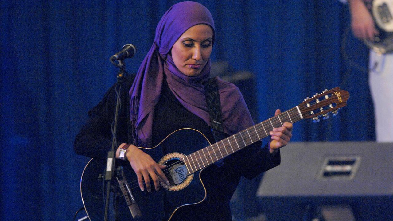 Sharareh Farnejad, Gitarristin der Band Aryan, während eines Konzerts 2007 in Teheran. Sharareh Farnejad, Gitarristin der Band Aryan, während eines Konzerts 2007 in Teheran.