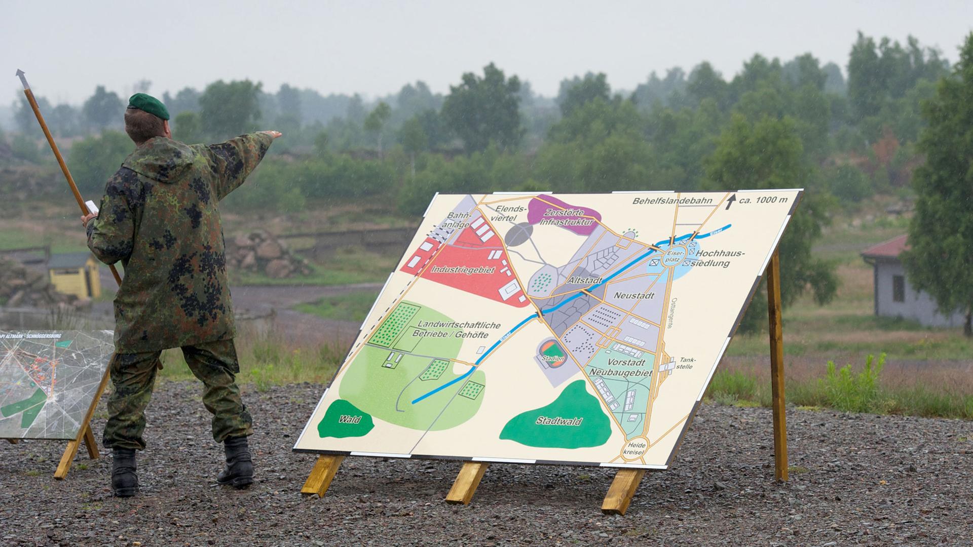 Ein Offizier zeigt am Truppenübungsplatz Altmark in Letzlingen auf Flächen, auf denen die Bundeswehr in der Colbitz-Letzlinger Heide in Sachsen-Anhalt eine europaweit einmalige Übungsstadt für Soldaten baut.