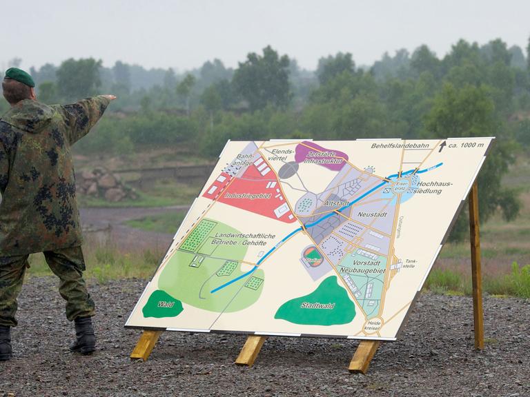Ein Offizier zeigt am Truppenübungsplatz Altmark in Letzlingen auf Flächen, auf denen die Bundeswehr in der Colbitz-Letzlinger Heide in Sachsen-Anhalt eine europaweit einmalige Übungsstadt für Soldaten baut.