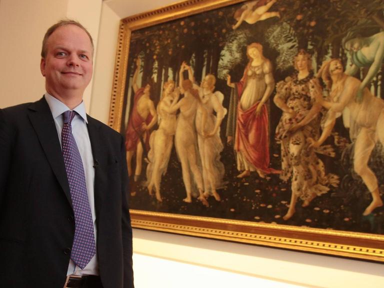 Eike Schmidt, amtierender Direktor der Uffizien in Florenz vor dem Gemälde 'Primavera' von Sandro Botticelli.
