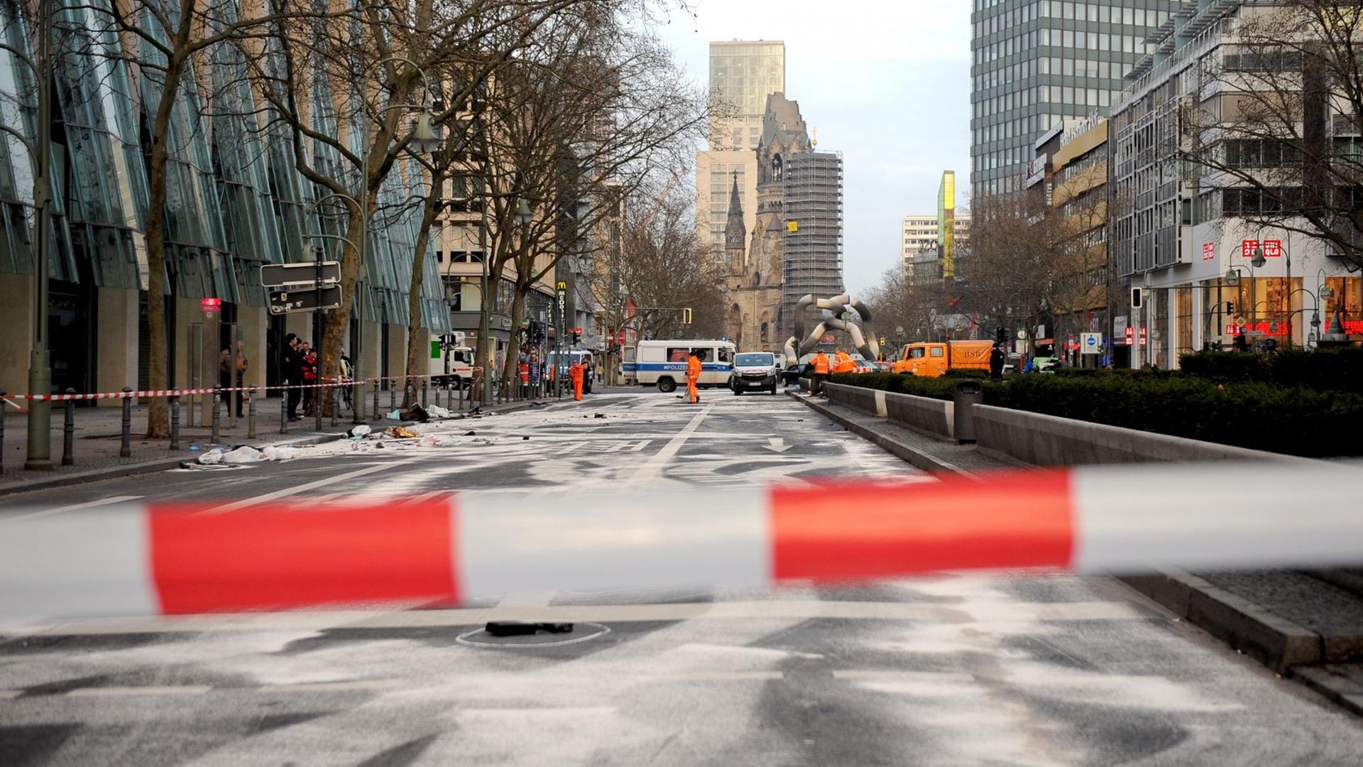 Die gesperrte Tauentzienstraße am 01.02.2016 in Berlin nach einem illegalen Autorennen.