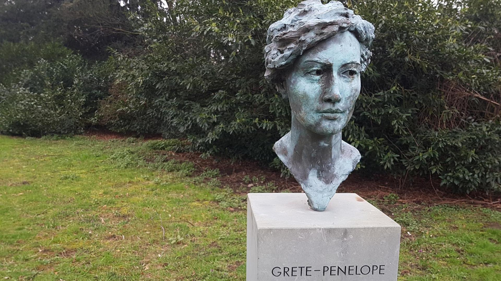 Eien Skulptur der Kunstfigur von Grete Penelope Mars. Eien Skulptur der Kunstfigur von Grete Penelope Mars.