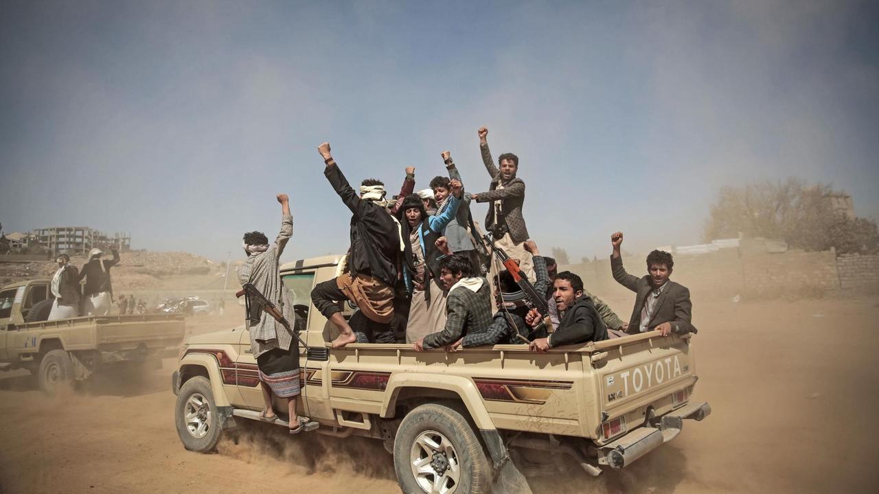 Huthi-Rebellen nach einer Rekrutierungsversammlung für neue Kämpfer in Sanaa