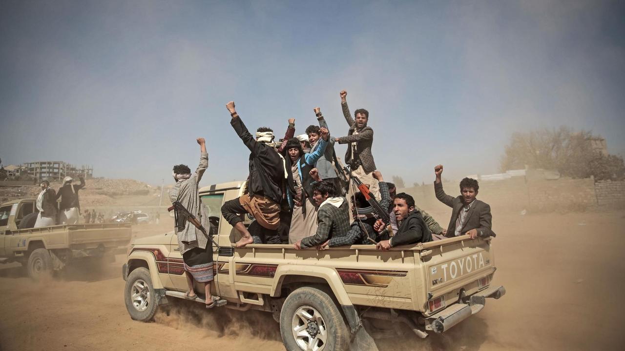 Huthi-Rebellen gestuklieren am 16.11.2017 während sie nach einer Rekrutierungsversammlung für neue Kämpfer in Sanaa (Jemen) an die Front fahren. Huthi-Rebellen gestuklieren am 16.11.2017 während sie nach einer Rekrutierungsversammlung für neue Kämpfer in Sanaa (Jemen) an die Front fahren.
