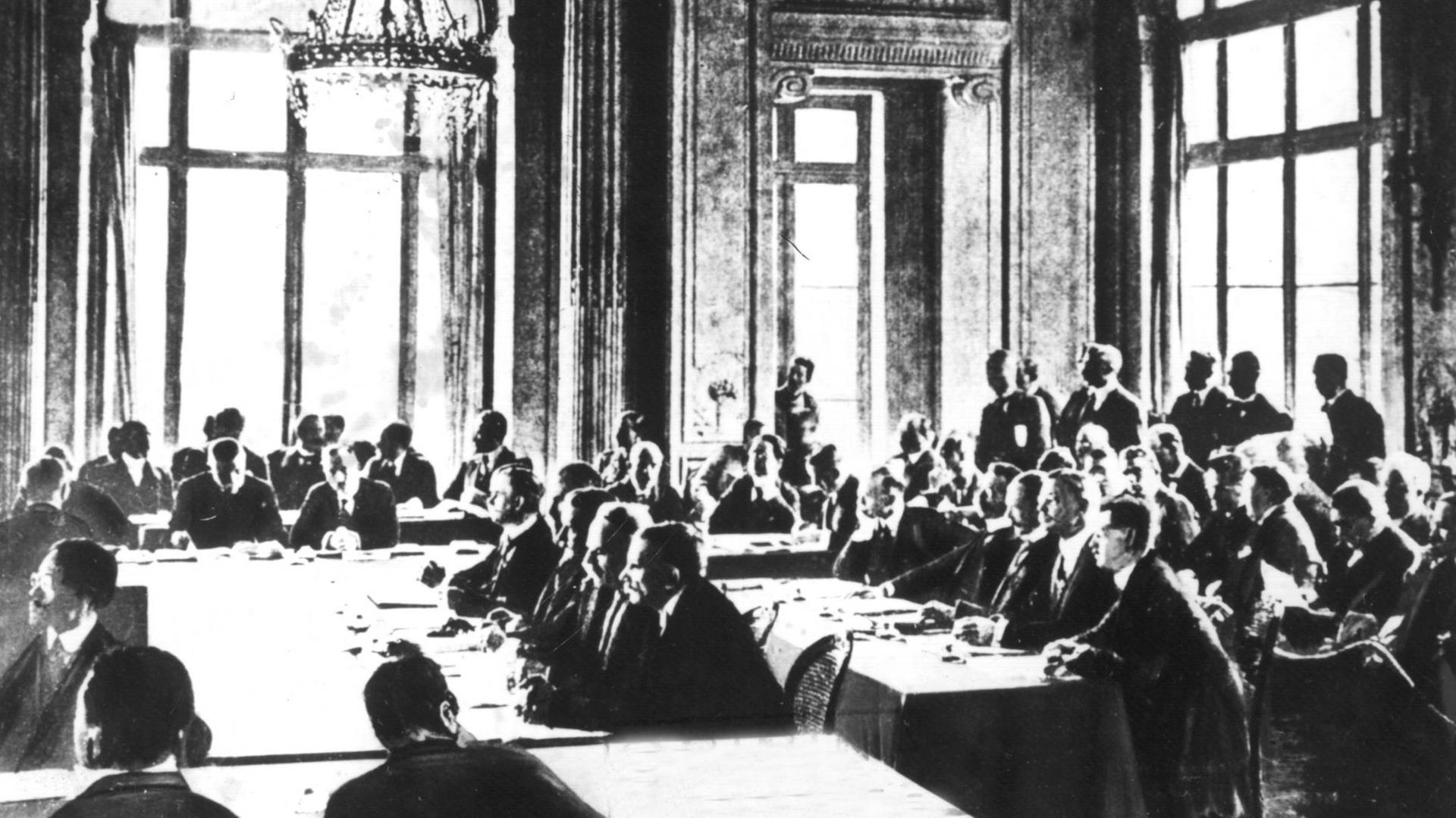 Die Sitzung vom 7. Mai 1919, in der der Vertragstext der deutschen Delegation zugestellt wurde. Der Versailler Vertrag war der wichtigste der Pariser Vorortverträge, die 1919/20 den 1. Weltkrieg beendeten. Der Versailler Vertrag wurde am 28.6.1919 im Versailler Schloß zwischen Deutschland und 27 alliierten und assoziierten Mächten unterzeichnet und trat am 20.1.1920 in Kraft. Ohne deutsche Beteiligung wurde ab dem 18.1.1919 in Paris der Text des Friedensvertrages zwischen Wilson, Lloyd George, Clemenceau und Orlando (Die "Großen Vier") ausgearbeitet. Am 7.5.1919 wurde der Text der Deutschen Delegation zugestellt