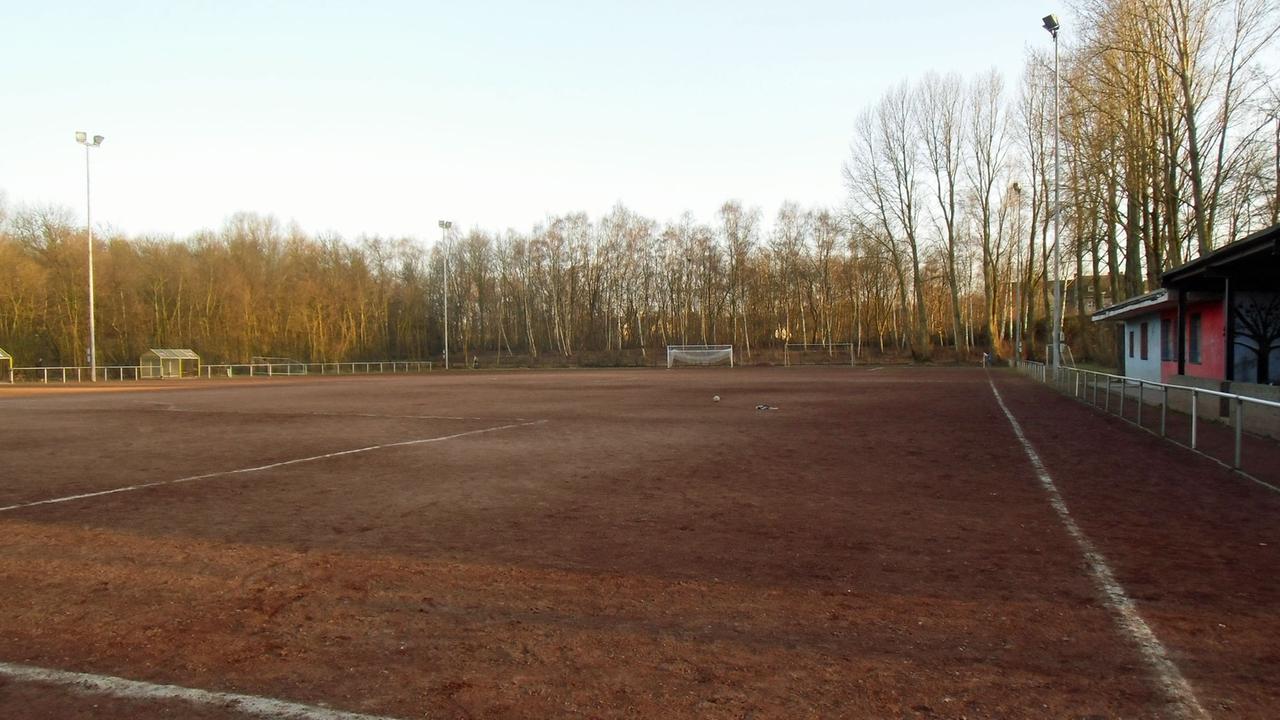 Blick auf den Fußballplatz des VfB Günnigfeld westlich von Dortmund Blick auf den Fußballplatz des VfB Günnigfeld westlich von Dortmund