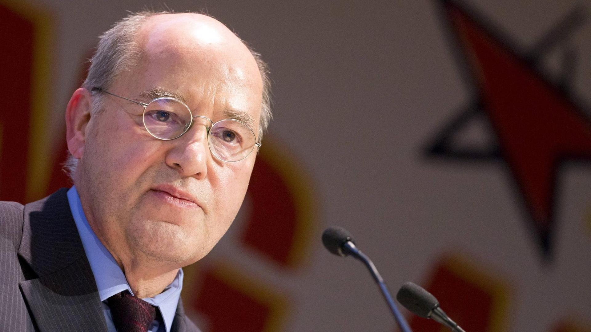 Gregor Gysi hält eine Rede auf dem Kongress der Europäischen Linken in Berlin, nachdem er zum Vorsitzenden der Partei gewählt wurde. Gregor Gysi hält eine Rede auf dem Kongress der Europäischen Linken in Berlin, nachdem er zum Vorsitzenden der Partei gewählt wurde.