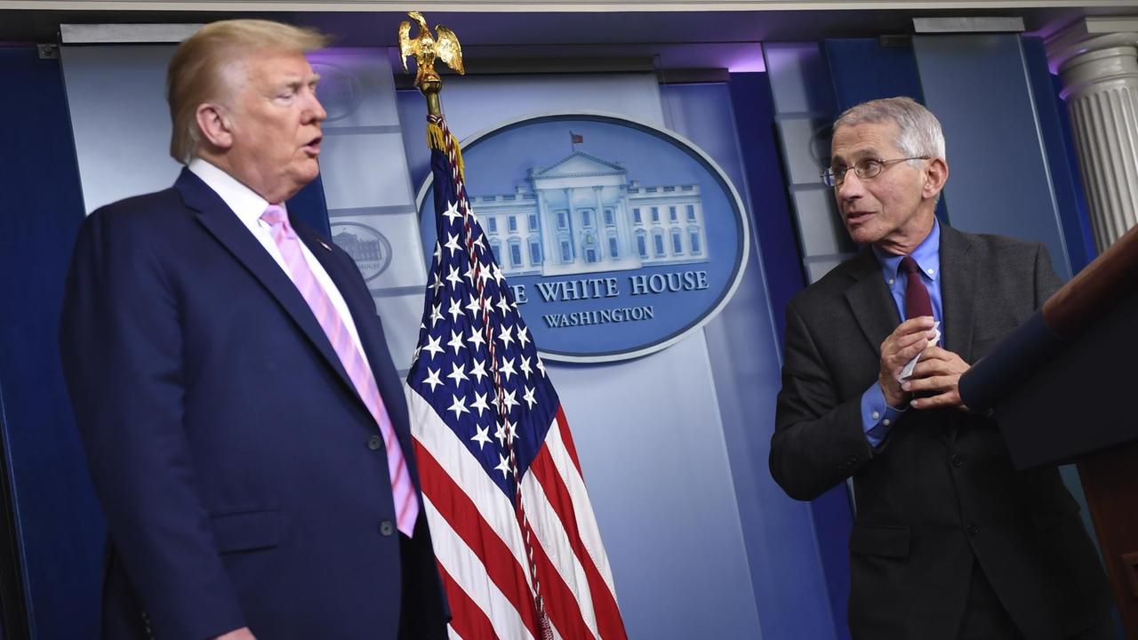 Der amerikanische Virologe Anthony Fauci (r) neben US-Präsident Donald Trump während einer Pressekonferenz im Weißen Haus Der amerikanische Virologe Anthony Fauci (r) neben US-Präsident Donald Trump während einer Pressekonferenz im Weißen Haus