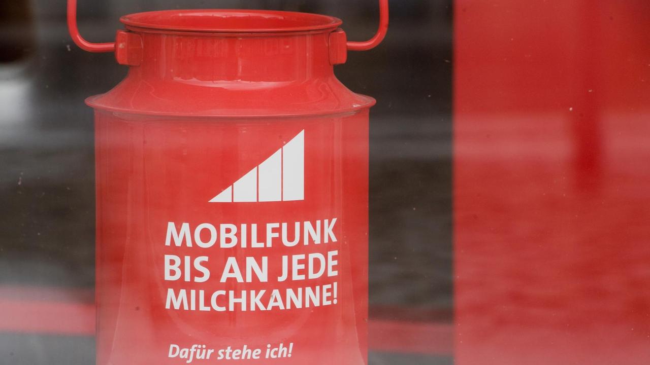 Eine Milchkanne mit der ironischen Aufschrift "Mobilfunk bis an jede Milchkanne"