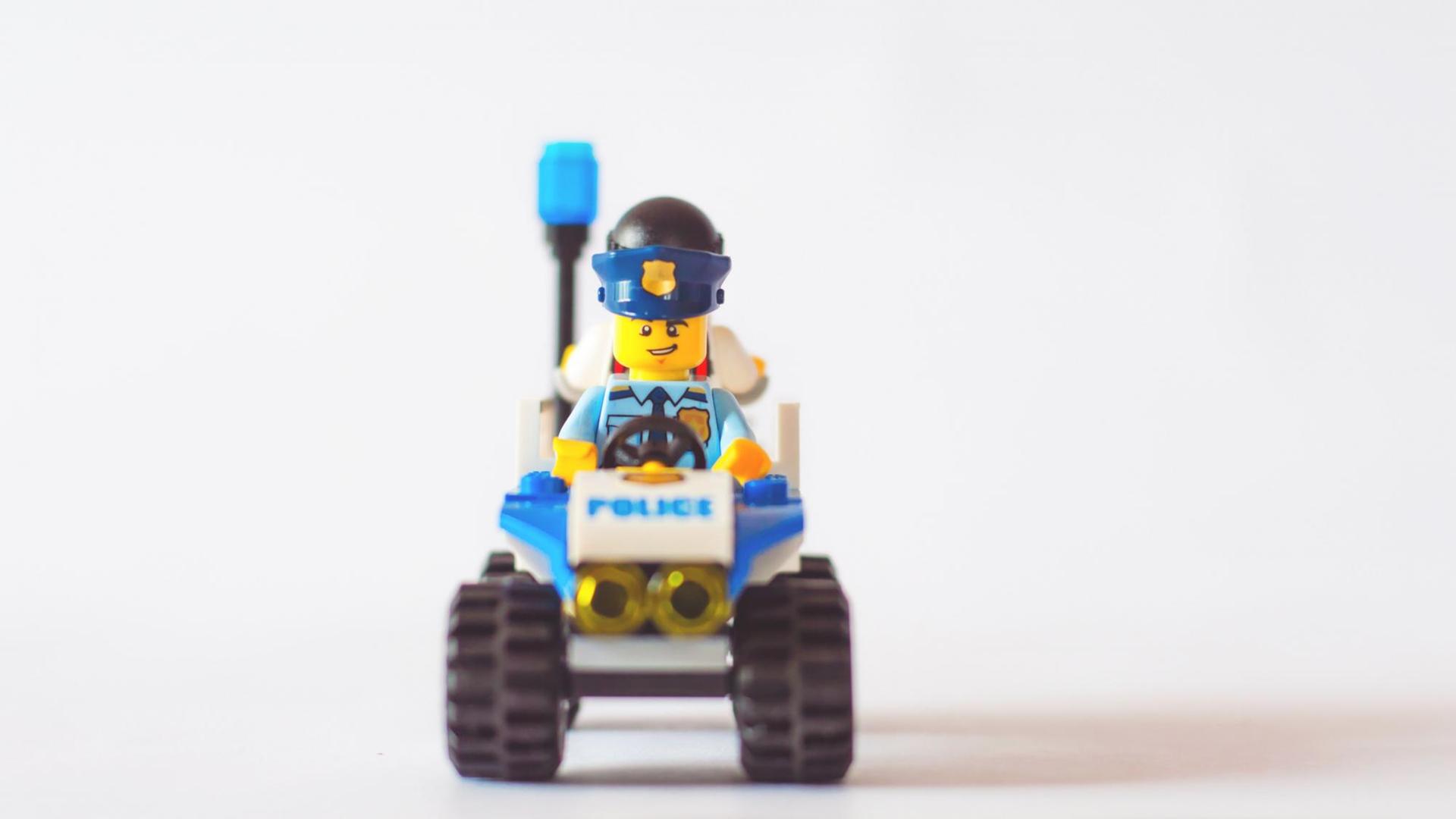 Legomännchen auf Polizeiauto Legomännchen auf Polizeiauto