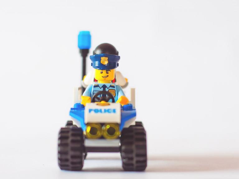  Legomännchen auf Polizeiauto
