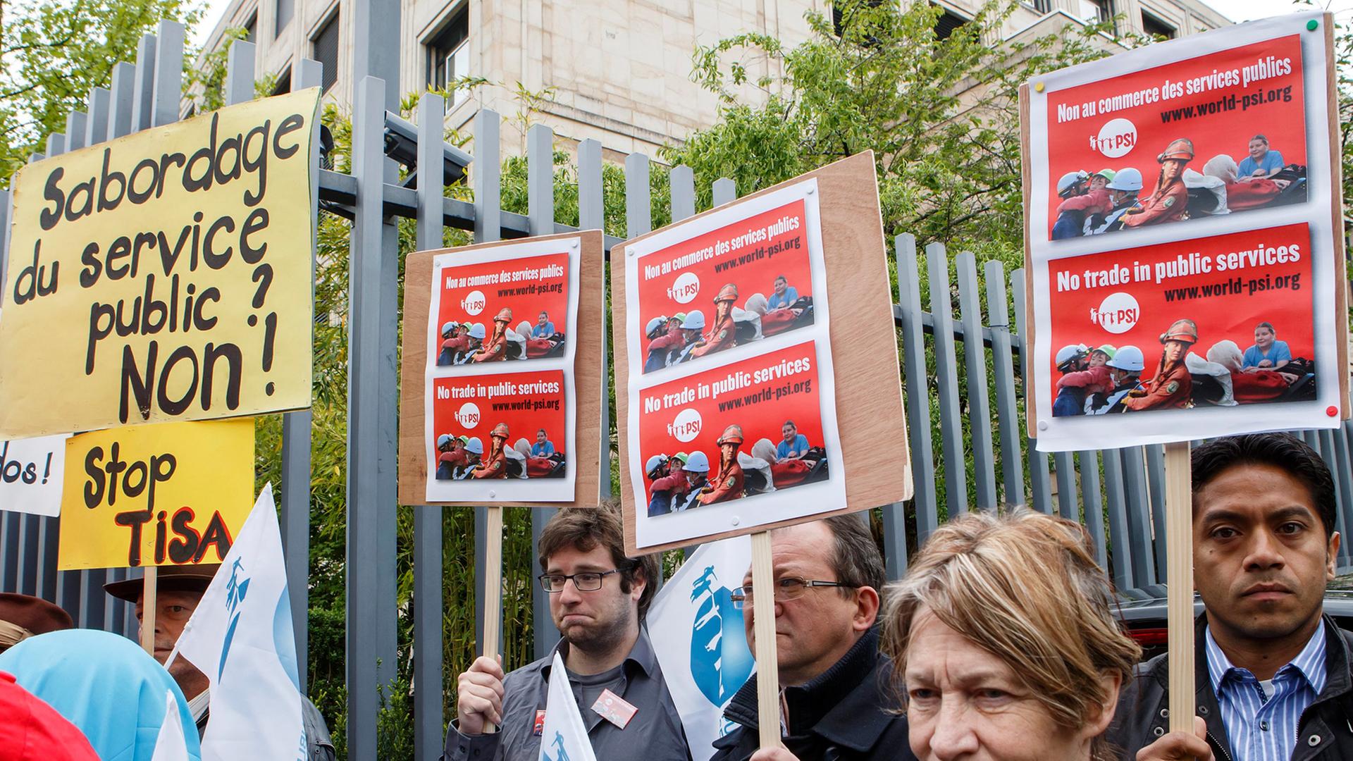 Demonstranten vor der australischen Botschaft in Genf protestieren gegen das geplante TiSA-Abkommen. Demonstranten vor der australischen Botschaft in Genf protestieren gegen das geplante TiSA-Abkommen.