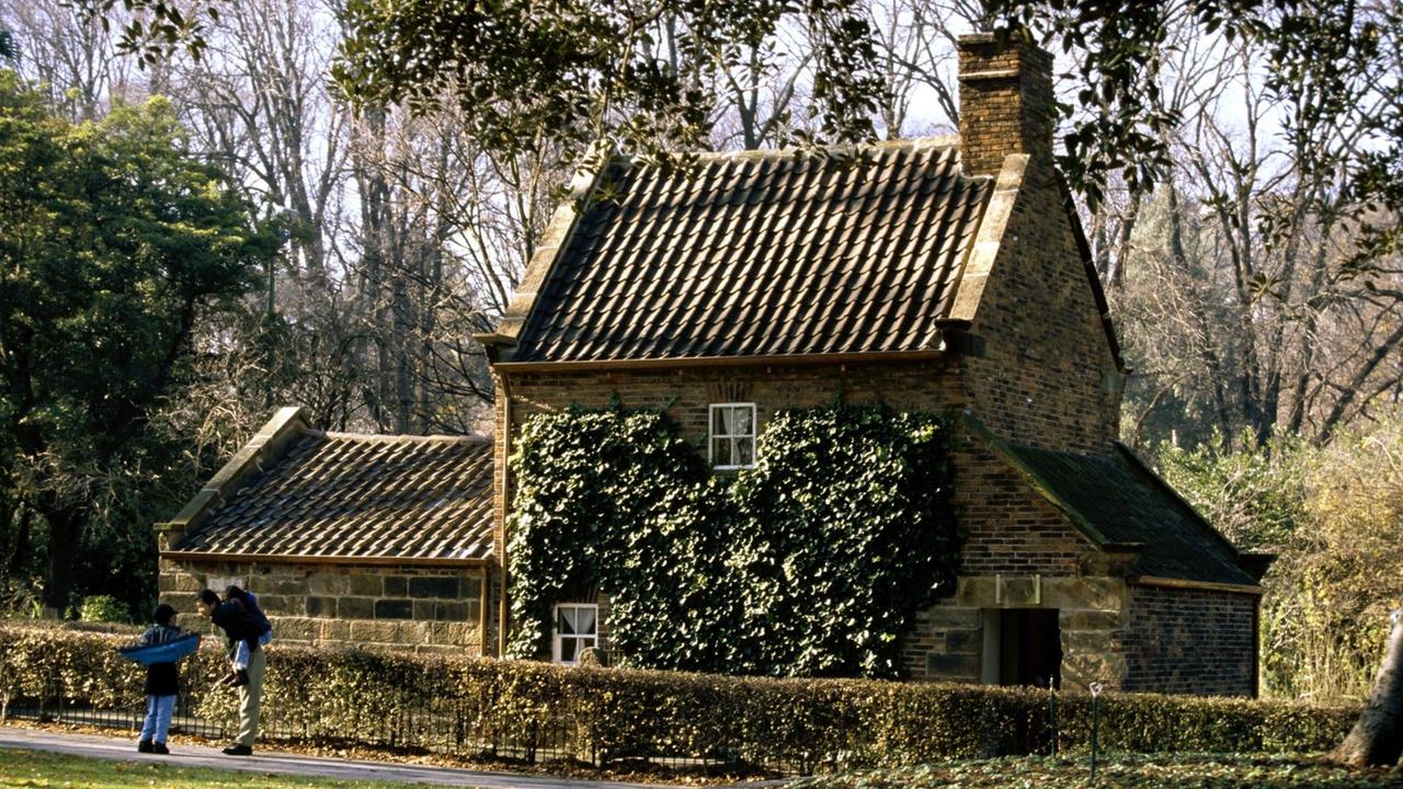 Blick auf das berühmte Haus von James Cook im Fitzroy Garten, aufgenommen 1999. 