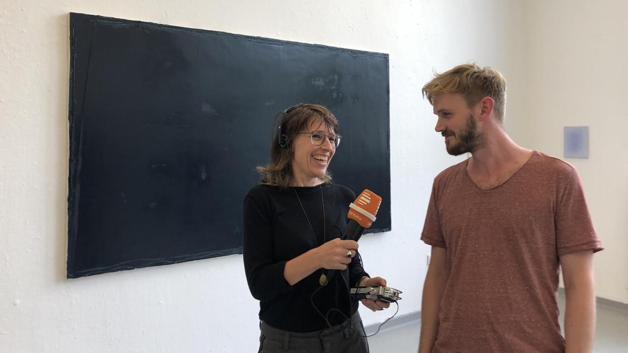 Susanne Burg mit Felix Becker vor einem Werk bei der Präsentation der künstlerischen Arbeiten. Susanne Burg mit Felix Becker vor einem Werk bei der Präsentation der künstlerischen Arbeiten.