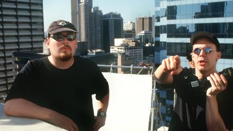 Die US-amerikanischen Filmregisseure Larry und Andy Wachowski ("Assassins"), aufgenommen 1998 bei den Dreharbeiten zu ihrem Film "Matrix", in Sydney.