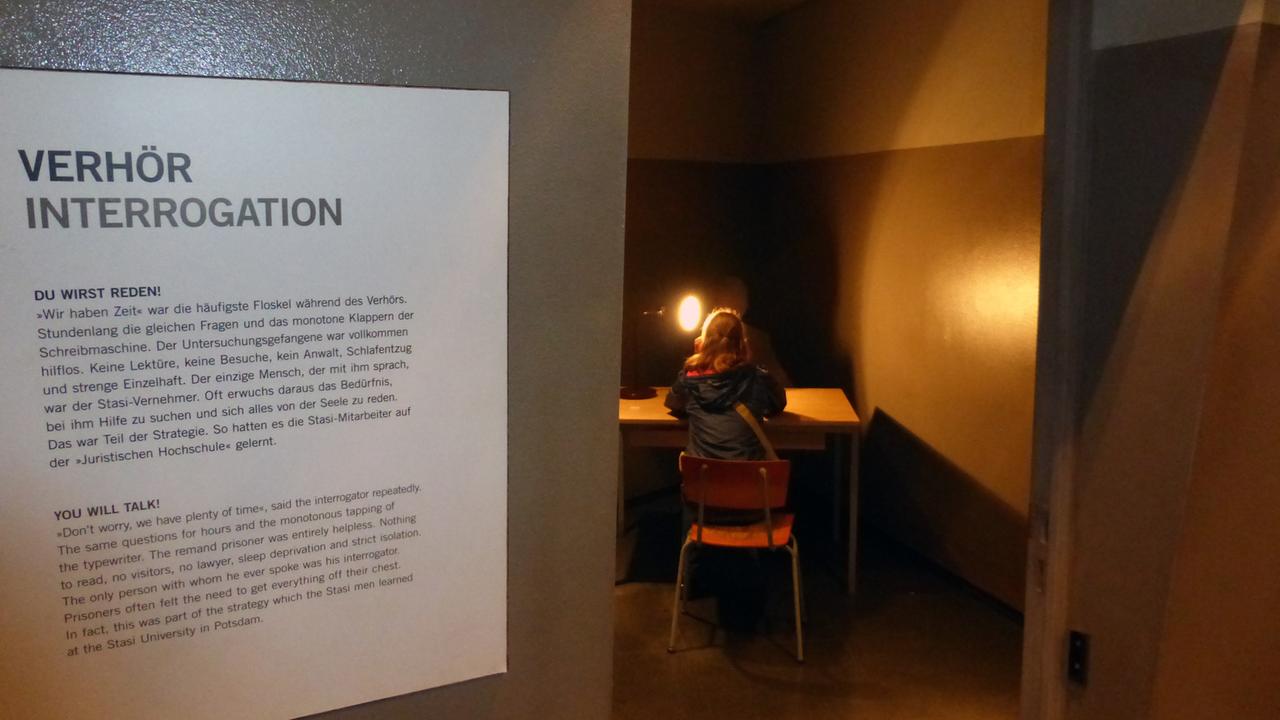 Eine nachgebaute Verhörzelle der Stasi im DDR-Museum in Berlin Eine nachgebaute Verhörzelle der Stasi im DDR-Museum in Berlin