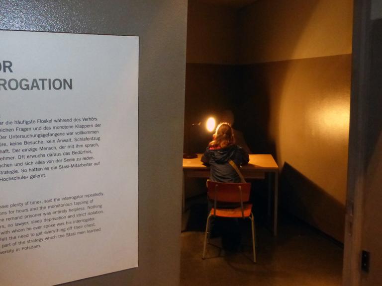 Eine nachgebaute Verhörzelle der Stasi im DDR-Museum in Berlin.