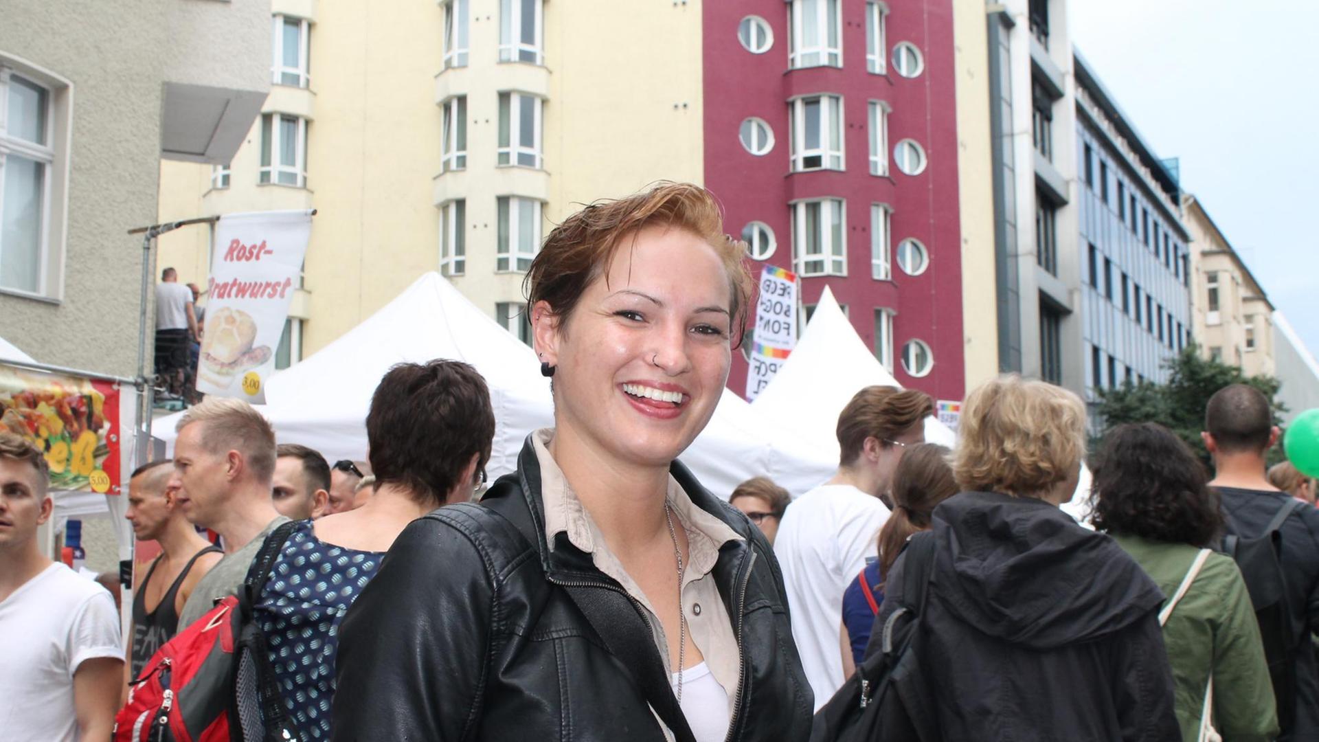 Berlinerin Nadja Pechmann steht in einer Menschenmenge und lacht in die Kamera.