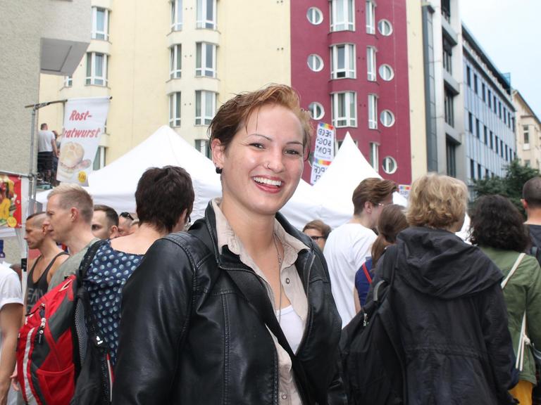 Berlinerin Nadja Pechmann steht in einer Menschenmenge und lacht in die Kamera.