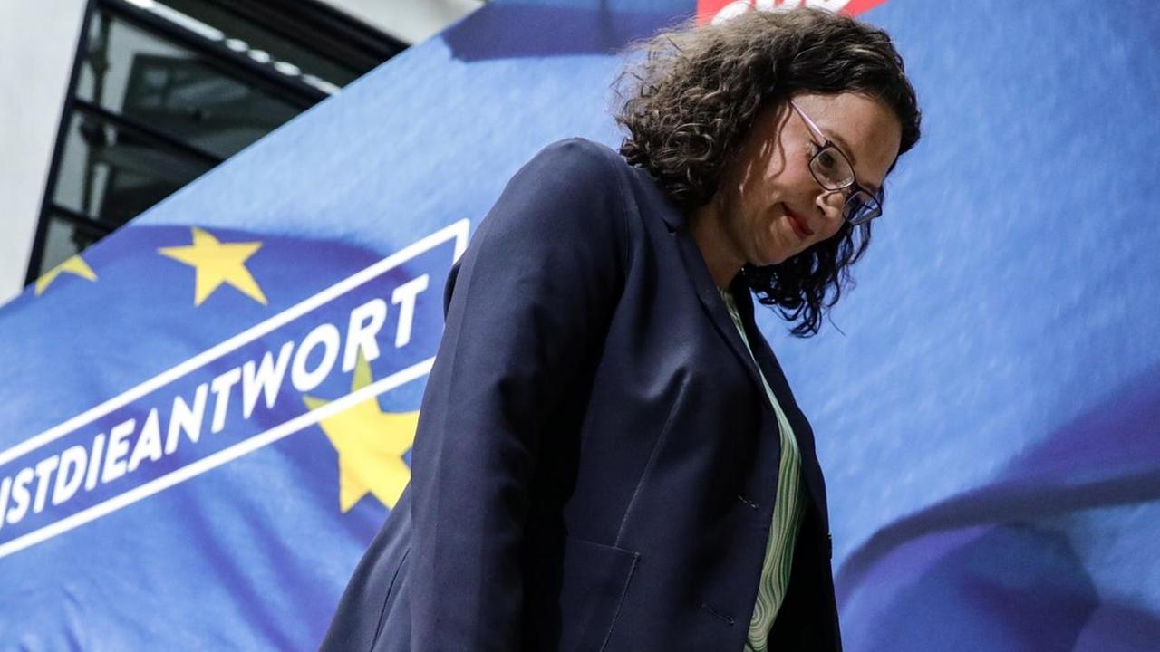 Andrea Nahles, SPD-Bundesvorsitzende und Fraktionsvorsitzende, verlässt bei einer Pressekonferenz in der SPD-Parteizentrale das Podium Andrea Nahles, SPD-Bundesvorsitzende und Fraktionsvorsitzende, verlässt bei einer Pressekonferenz in der SPD-Parteizentrale das Podium