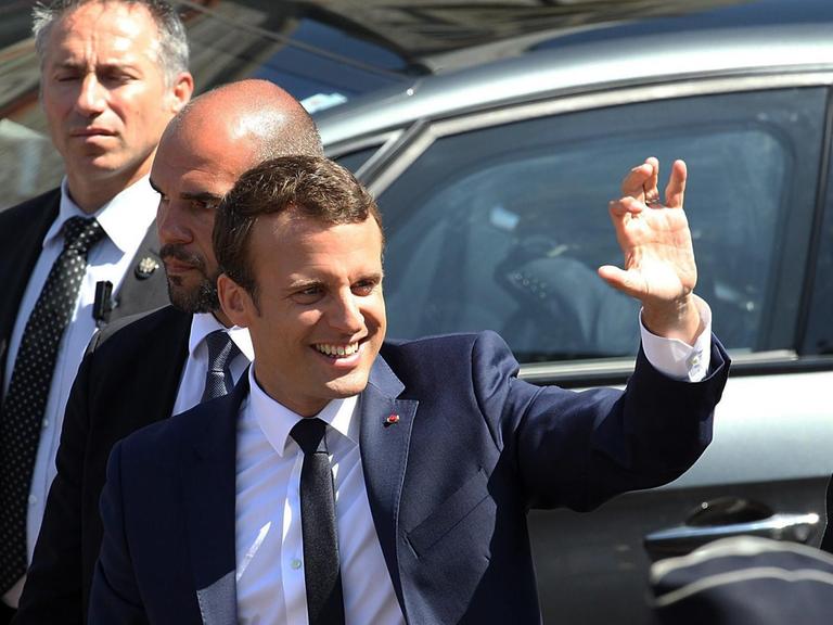 Das Lager des französischen Präsidenten Emmanuel Macron hat die erste Runde der Parlamentswahl klar gewonnen.
