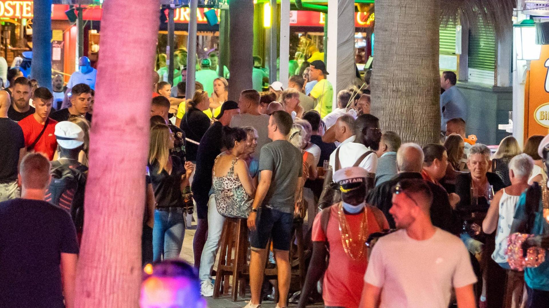 Dichtgedrängt schieben sich Touristen durch die sogenannte Bierstraße auf Mallorca. Dichtgedrängt schieben sich Touristen durch die sogenannte Bierstraße auf Mallorca.