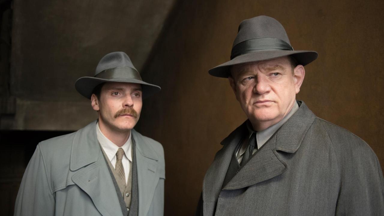 Filmszene: Brendan Gleeson (r) als Otto und Daniel Brühl als Escherich in einer Szene aus "Jeder stirbt für sich allein". Filmszene: Brendan Gleeson (r) als Otto und Daniel Brühl als Escherich in einer Szene aus "Jeder stirbt für sich allein".
