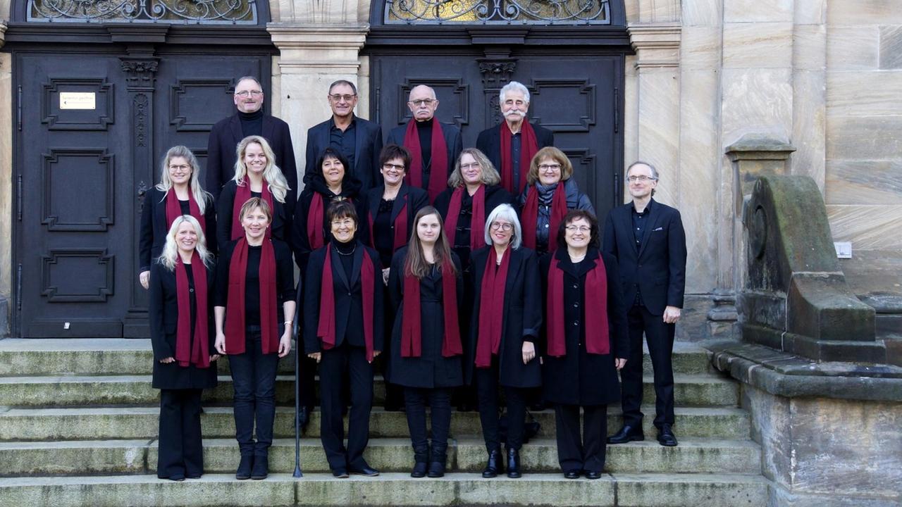 Ein Gruppenbild des Chores, stehend auf den Stufen einer Kirche. Ein Gruppenbild des Chores, stehend auf den Stufen einer Kirche.