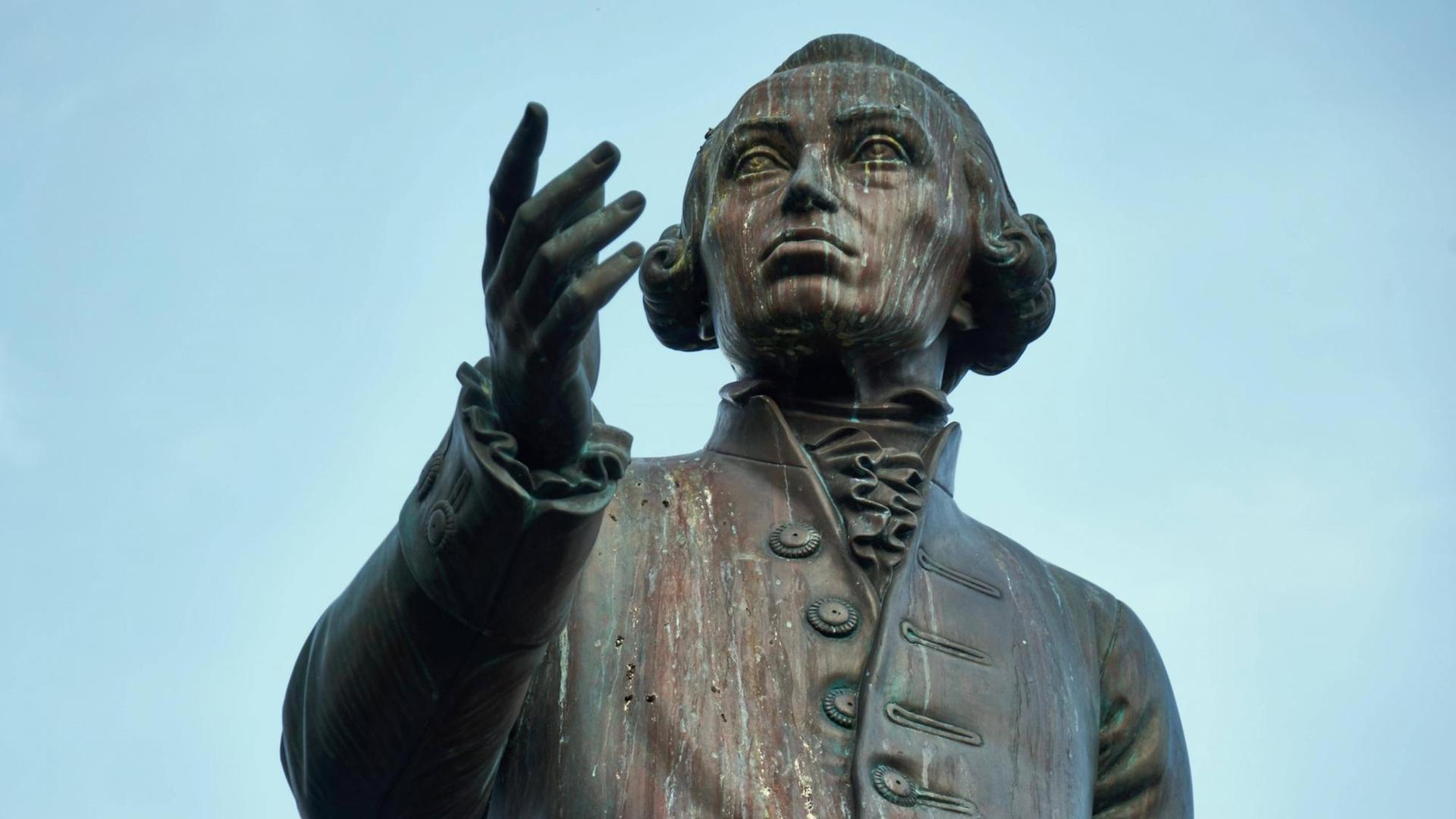 Statue von Immanuel Kant in Kaliningrad. Statue von Immanuel Kant in Kaliningrad.