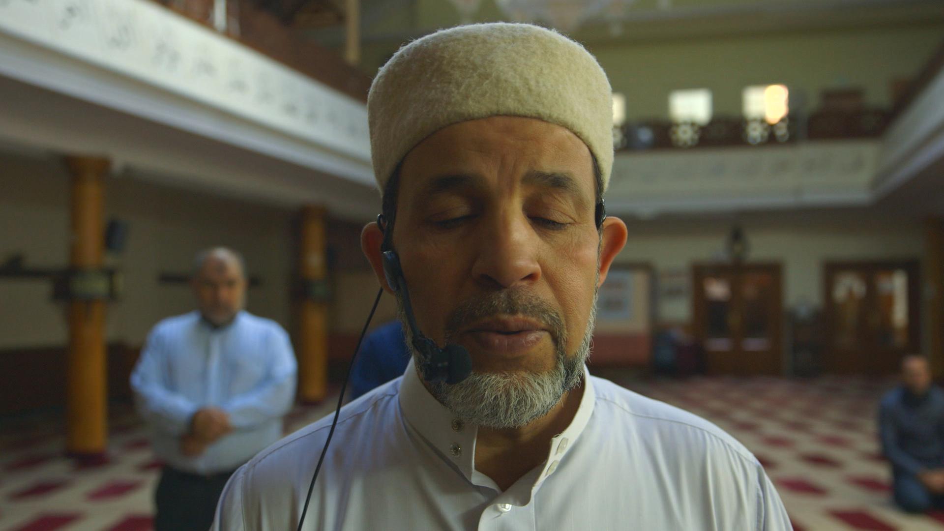 Imam Mohamed Taha Sabri leitet eine Moschee in Berlin-Neukölln - Filmstill aus "Inschallah". Imam Mohamed Taha Sabri leitet eine Moschee in Berlin-Neukölln - Filmstill aus "Inschallah".
