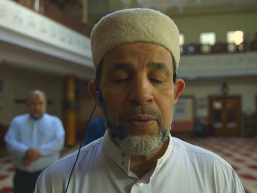 Imam Mohamed Taha Sabri leitet eine Moschee in Berlin-Neukölln - Filmstill aus "Inschallah".
