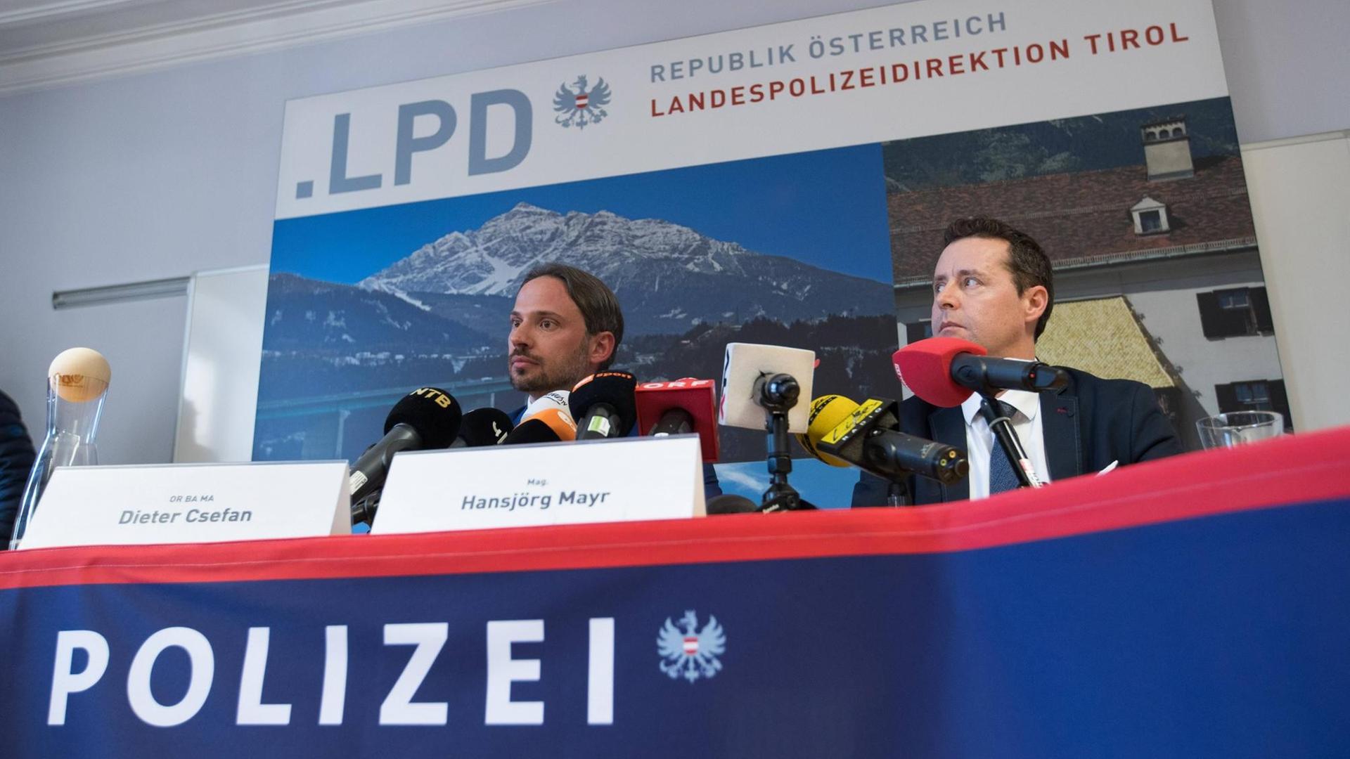 Die Polizei in Seefeld (Österreich) gibt nach der Doping-Razzia bei der Nordischen Ski-WM eine Pressekonferenz. Die Polizei in Seefeld (Österreich) gibt nach der Doping-Razzia bei der Nordischen Ski-WM eine Pressekonferenz.