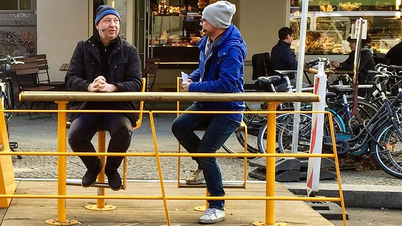 Horst Evers (links) und Moderator Korbinian Frenzel beim Zwischenstopp in Kreuzberg Horst Evers (links) und Moderator Korbinian Frenzel beim Zwischenstopp in Kreuzberg
