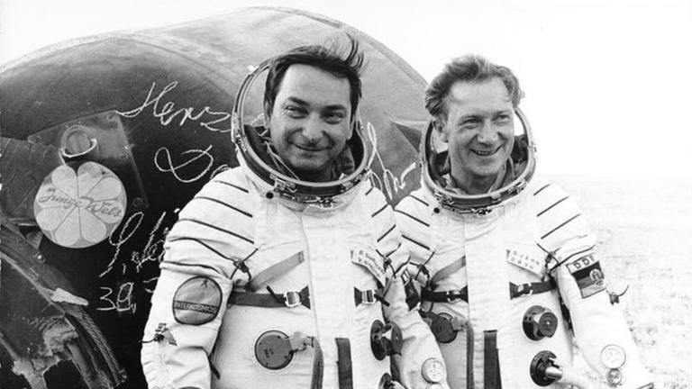 Waleri Bykowski (links) und Sigmund Jähn nach der Rückkehr zur Erde 1978