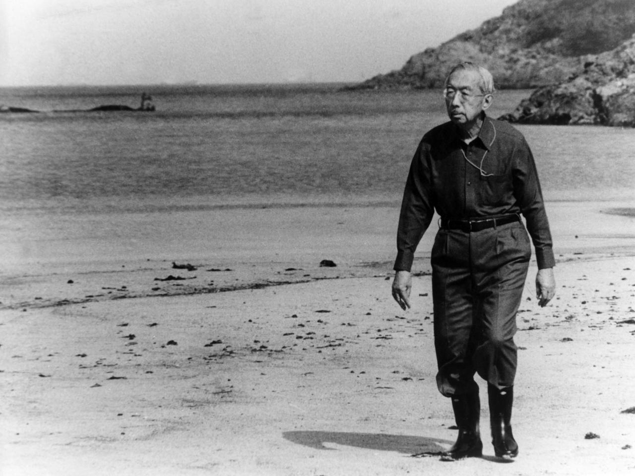 Der japanische Kaiser Hirohito im Januar 1981 am Strand Nahe der kaiserlichen Villa Suzaki in Shimoda in der Präfektur Shizuoka. Der japanische Kaiser Hirohito im Januar 1981 am Strand Nahe der kaiserlichen Villa Suzaki in Shimoda in der Präfektur Shizuoka.